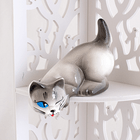 Кот на полку Шалун 20 см белый с серым глянцевый